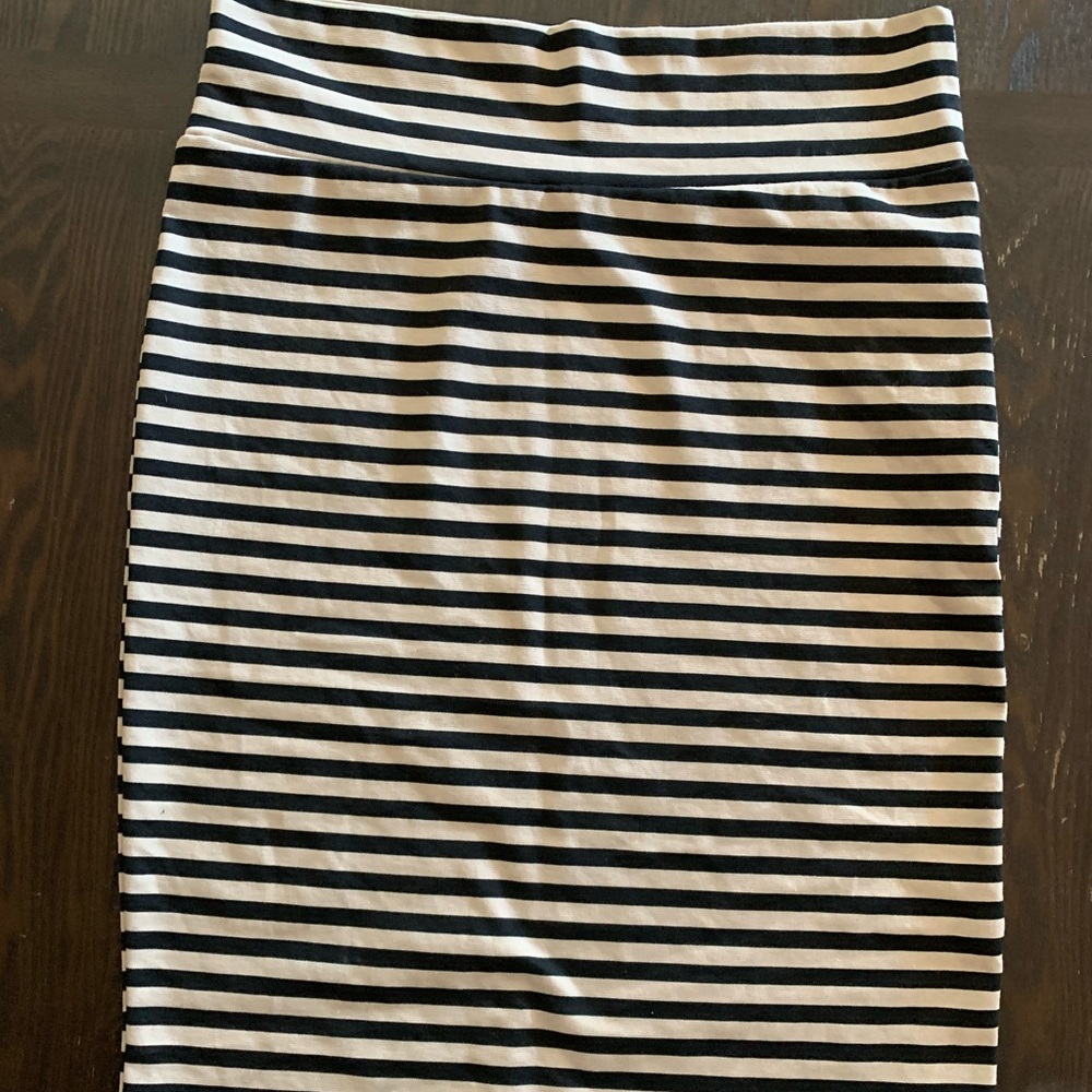 Worn ONCE XL LuLaRoe Cassie pencil skirt